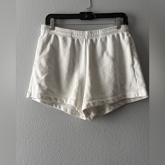 Vuori Women's Sedona Sport Crew White Pullover Sweatshirt and shorts set - Picture 7 of 10